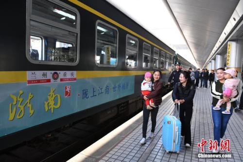 资料图:去年9月29日,兰州开往重庆的首发列车K4518车次出发,标志着历时9年建设的兰渝铁路全线开通运营。杨艳敏 摄