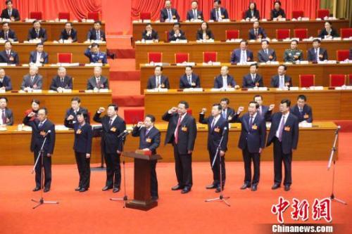 1月31日,陈求发带领辽宁省人大常委会新一届领导班子向宪法宣誓。赵桂华 摄