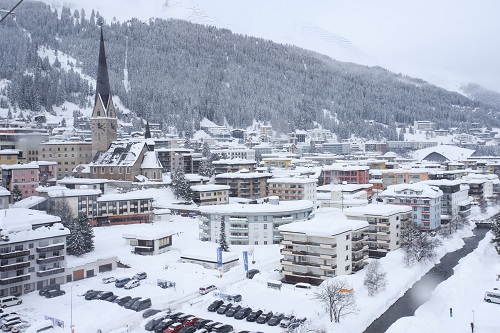  资料图：这是2018年1月22日拍摄的瑞士小镇达沃斯。世界经济论坛2018年年会于1月23日至26日在瑞士达沃斯举行，主题为“在分化的世界中打造共同命运”。 新华社记者徐金泉摄