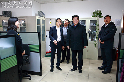 刘伟校长走访慰问校内各单位假期坚守岗位的教