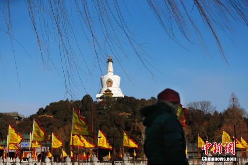 1月9日,北京出现明显的大风天气。图为蓝天下的北海公园 。中新社记者 富田 摄