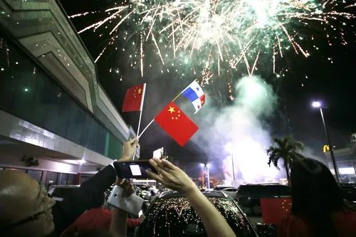 ▲资料图片：2017年6月12日，在巴拿马首都巴拿马城的华人社区，人们在巴拿马与中国建交的庆祝活动上拍摄烟花。