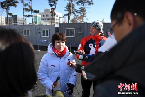 周洋接受媒体采访。 中新社记者 崔楠 摄