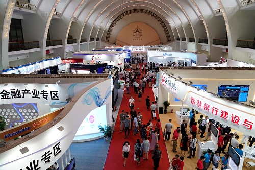 资料图片:2017年7月27日,参观者在第二十五届中国国际金融展上参观。新华社记者 李鑫 摄