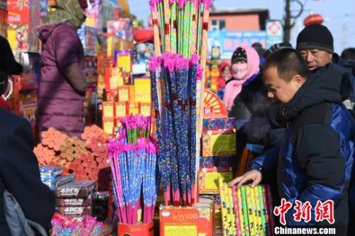 传统爆竹是集市上不可缺少的年货 张瑶 摄