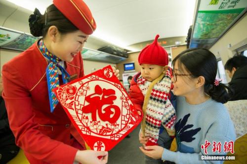 乘务员在给旅客送福。王曙天 摄