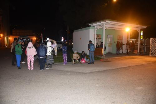 14日凌晨,香港元朗货柜屋因电池短路发生起火爆炸事故,5车受波及损毁,无人伤亡。图片来源:香港星岛日报网。