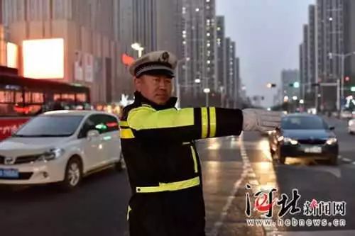 春节期间坚守第一线可敬的交警们(图片来源见水印)