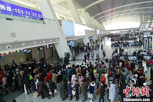 资料图:火车站内等候检票的旅客。 中新社记者 马铭言 摄