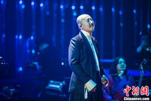 大年初八迎《歌手》2018 腾格尔裙装补位唱《