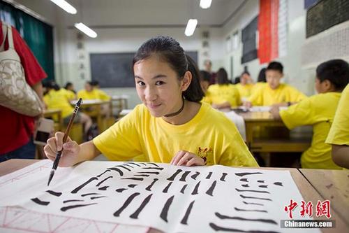 资料图:“中国寻根之旅”夏令营的华裔青少年在山西学习中国书法。 中新社记者 张云 摄
