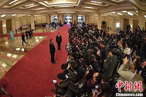 2017年3月8日,十二届全国人大五次会议举行第二次全体会议,“部长通道”受到众多记者关注。 中新社记者 金硕 摄