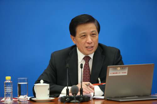 十三届全国人大一次会议举行新闻发布会,大会发言人张业遂回答中外记者提问(新华社)