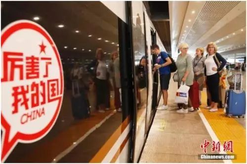 中国完全自主知识产权的高铁列车“复兴号”2017年6月首发,时速350公里列居世界第一。殷立勤 摄