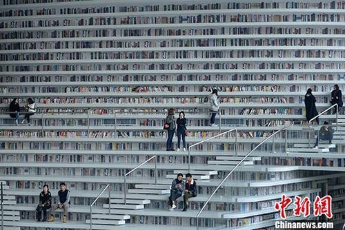 资料图：天津滨海图书馆 中新社记者 佟郁 摄