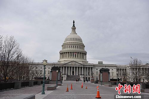 当地时间1月22日,美国联邦政府停摆进入第三天,这也是政府停摆后的第一个工作日。图为美国国会。据最新消息,参议院民主党已与共和党达成协议,参议院将通过临时拨款案,以尽快结束政府停摆。 <a target='_blank' href='http://www.chinanews.com/'>中新社</a>记者 邓敏 摄