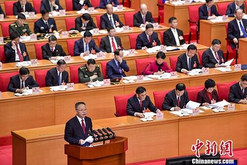 1月26日,海南省第六届人民代表大会第一次会议在海口开幕。图为海南省省长沈晓明向大会作政府工作报告。 中新社记者 骆云飞 摄