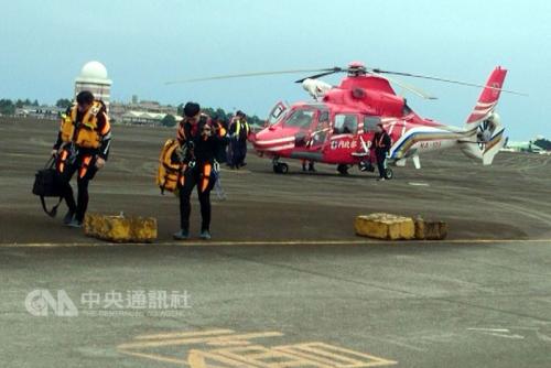 台湾“空勤总队”黑鹰直升机失联,7日上午直升机再度载运潜水人员海底搜寻,仍无所获,飞航安全调查委员会召集相关人员,将商讨租船进行海底探测事宜。图片来源:台湾“中央社”。