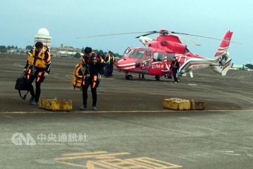 台湾“空勤总队”黑鹰直升机失联，7日上午直升机再度载运潜水人员海底搜寻，仍无所获，飞航安全调查委员会召集相关人员，将商讨租船进行海底探测事宜。图片来源：台湾“中央社”。