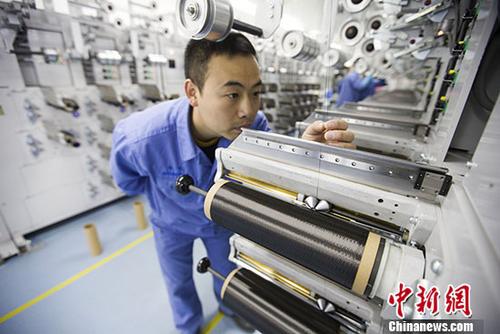 图为中国科技“工匠”杨晗在生产线上作业。 <a target='_blank' href='http://www.chinanews.com/'>中新社</a>记者 张云 摄