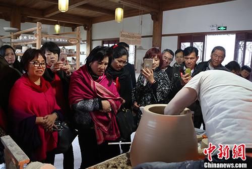 海外华文教育学校校长走进景德镇 感悟陶瓷文