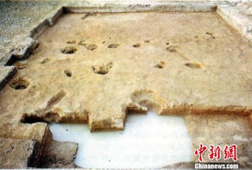 图为莫角山大型建筑基址上的柱坑遗迹。良渚遗址管理区管理委员会供图