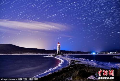 资料图:2017年12月15日,俄罗斯海参崴当地上空出现双子座流星雨,盛大壮观宛如仙境。图片来源:Sipaphoto版权作品 禁止转载
