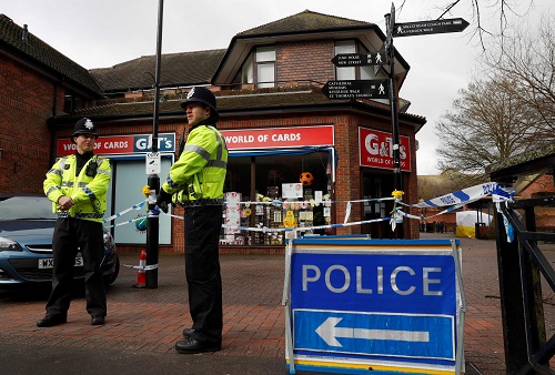 英国警方12日在斯克里帕尔遇袭现场附近维持警戒(法新社)