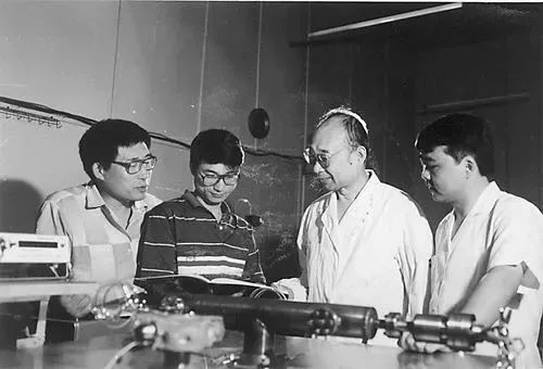 1990年，高伯龙（右二）在指导博士生工作。来源：中国科学报