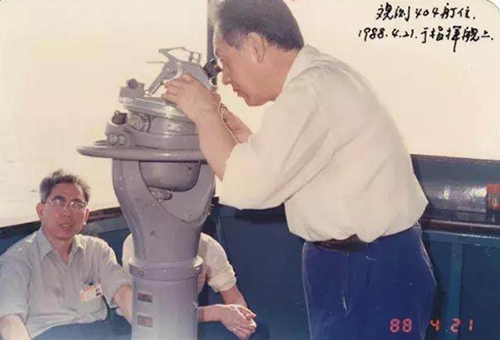 黄旭华（右）在观察某新型核潜艇（1988年4月21日摄）。　新华社发