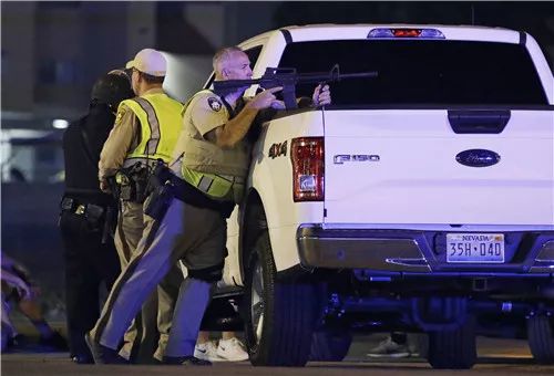 2017年10月1日，在美国西部城市拉斯维加斯，警察在枪击事件现场行动。新华社/美联 