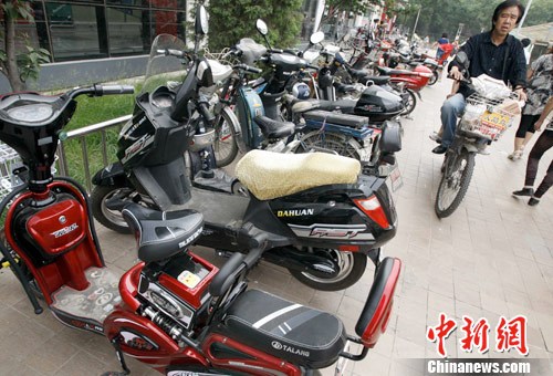 资料图:北京某大型超市前的停的电动车。<a target='_blank' href='http://www.chinanews.com/'>中新社</a>发 张宇 摄 公安部:5年间全国电动车肇事交通事故致8431人死