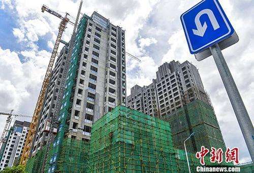 ↑资料图:在建的楼盘 中新社记者 骆云飞 摄