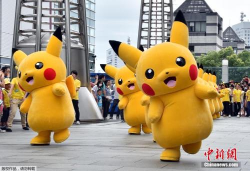 资料图：2015年8月13日，日本横滨，为纪念游戏《口袋妖怪》诞生20周年，几十只皮卡丘人偶聚集在当地广场进行表演。