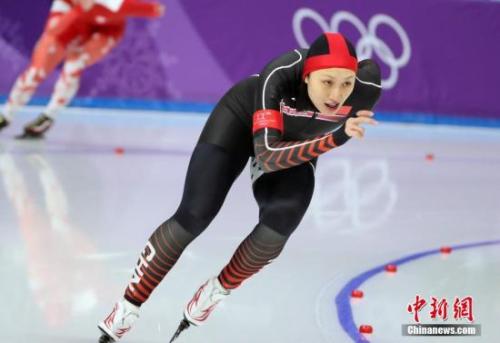 在2月14日晚上刚刚结束的平昌冬奥会速度滑冰女子1000米比赛中,该项目卫冕冠军张虹以1分15秒67的成绩排名第11,这也是三名参赛中国选手的最好成绩。她的队友于静和田芮宁分别以1分16秒361和1分16秒69排在第17和第21。荷兰选手莫瑞斯夺冠,两名日本选手分列二三名。 <a target='_blank' href='http://www.chinanews.com/'>中新社</a>记者 宋吉河 摄 在2月14日晚上刚刚结束的平昌冬奥会速度滑冰女子1000米比赛中,该项目卫冕冠军张虹以1分15秒67的成绩排名第11,这也是三名参赛中国选手的最好成绩。她的队友于静和田芮宁分别以1分16秒361和1分16秒69排在第17和第21。荷兰选手莫瑞斯夺冠,两名日本选手分列二三名。 <a target='_blank' href='http://www.chinanews.com/'>中新社</a>记者 宋吉河 摄