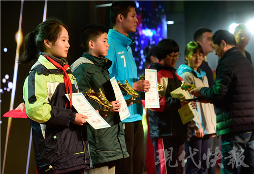 南京中小学、幼儿园掀起足球热, 花式 踢球欢乐