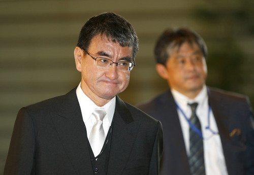 2017年8月3日,在日本东京,作为新任外务大臣的河野太郎抵达首相官邸。新华社/美联