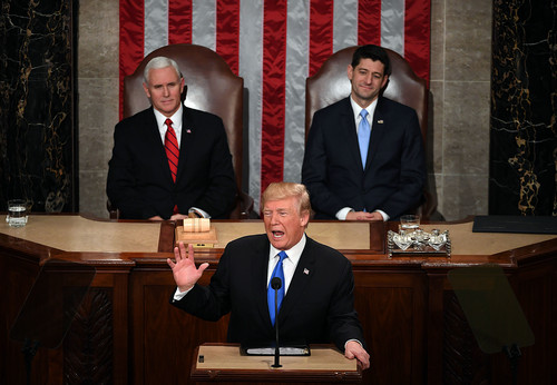 资料图片:1月30日,美国总统特朗普(前)在华盛顿国会山发表其执政以来的首次国情咨文演讲。新华社记者 殷博古 摄
