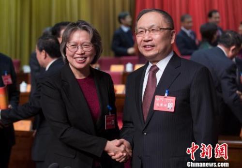 1月29日,黄晓薇当选山西省政协主席。图为黄晓薇与山西省政协原主席薛延忠。武俊杰 摄