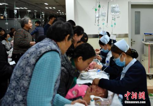 资料图：1月5日，河北省儿童医院内，多位护士同时为小患者服务。中新社记者 翟羽佳 摄