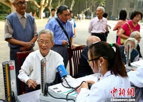 资料图:老年人接受体检。泱波 摄