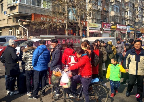 资料图片：《舌尖上的中国3》播出之后，片中所拍摄的天津煎饼馃子受到热捧，许多民众排队品尝。（新加坡《联合早报》网站）