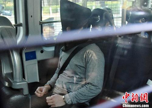 香港大埔公路一辆巴士10日发生侧翻事故,致19人死亡,30岁司机被控危险驾驶引致他人死亡罪名。 中新社记者 麦尚旻 摄