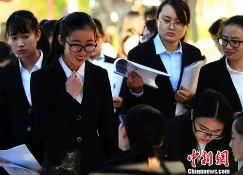 资料图:招聘会。中新社记者 李进红 摄