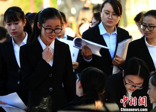 资料图:招聘会。中新社记者 李进红 摄