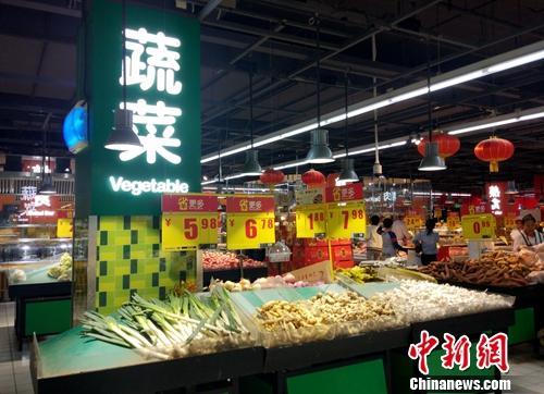 资料图:超市里的蔬菜区。中新网记者 李金磊 摄