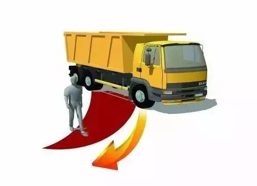 远离这个马路杀手!老人过马路被撞倒卷入车