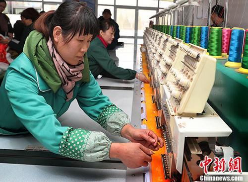 资料图:陕西省陇县关山文化旅游产品开发有限公司就业扶贫工厂职工忙碌工作。中新社记者 宋吉河 摄
