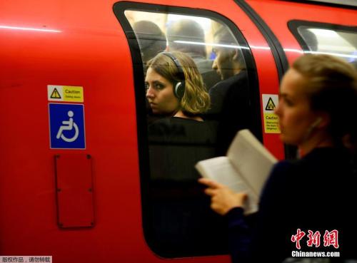 英媒:伦敦地铁各站附近上班族平均工资差异大