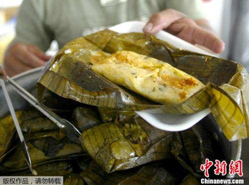 资料图：墨西哥传统美食玉米粉蒸肉（tamale）配上牛肚汤是新年夜狂欢者的“福音”。